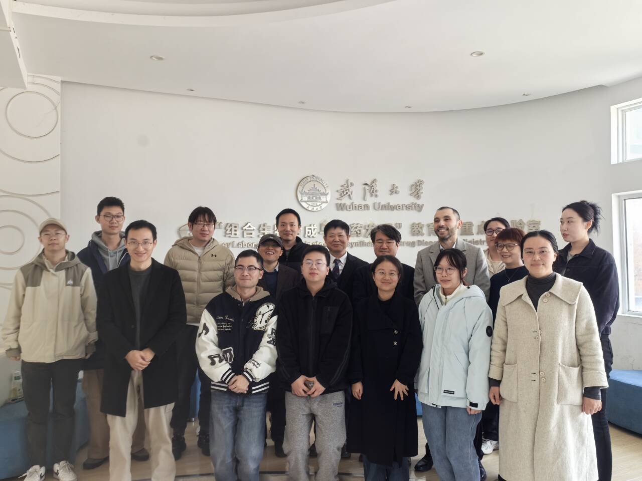 全体参会人员合影